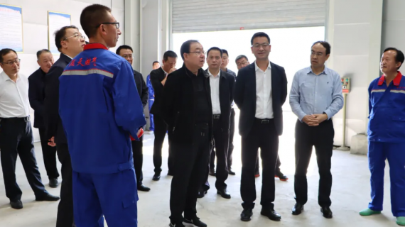 9月29日,甘肃建投党委书记、董事长苏跃华,副总经理李建军,董事会秘书、总法律顾问毛宏勇一行调研指导陇南市武都区天然气门站、CNG母站,对项目疫情防控、项目进度、建设困难、职工生活关怀等方面进行了深入