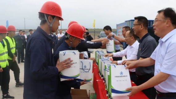 6月25日下午,甘肃建投党委副书记、董事、工会主席李建军一行调研壹号pg娱乐电子游戏-壹号电子娱乐app下载娱乐平台登录入口民乐100MW光伏项目,并对项目管理人员进行了慰问。在项目负责人的带领下,李建军一行深入项目建设一线,实地察看了项目场区建设情况